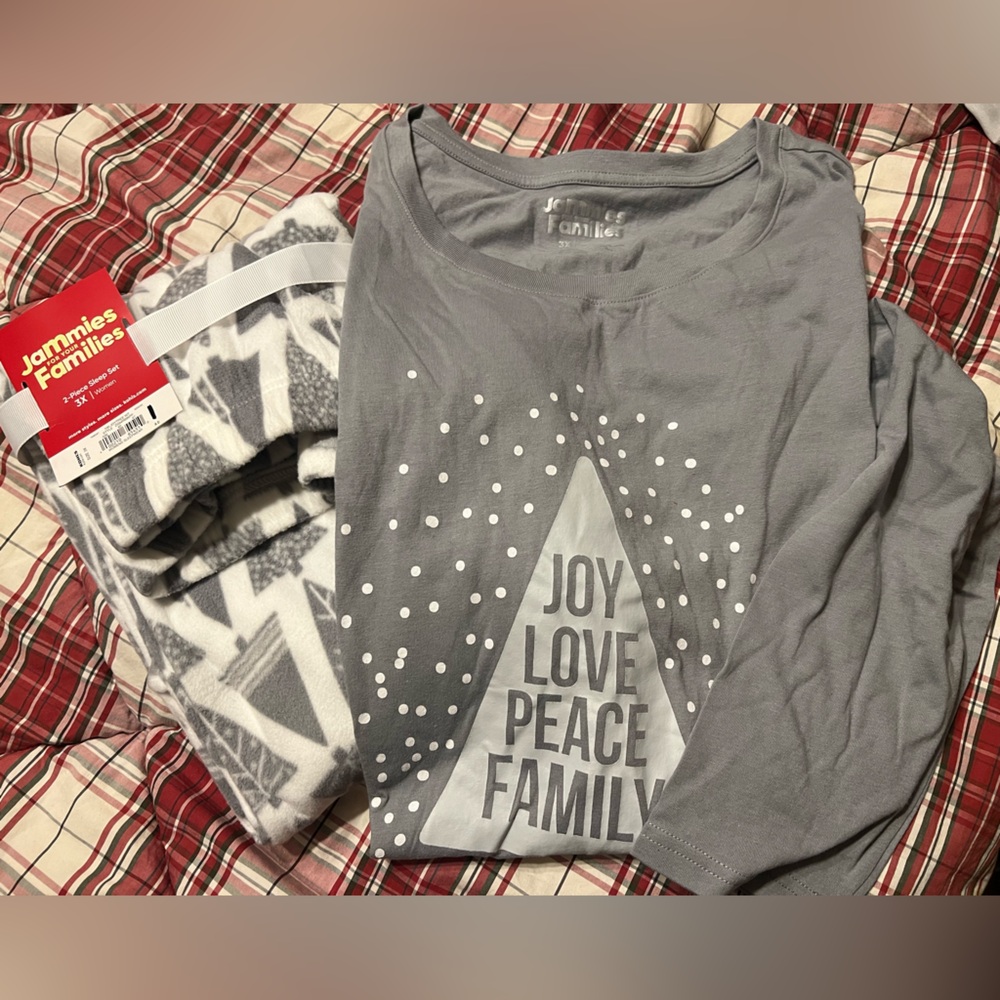 Woman’s 2 Piece Pajamas ❄️❄️
